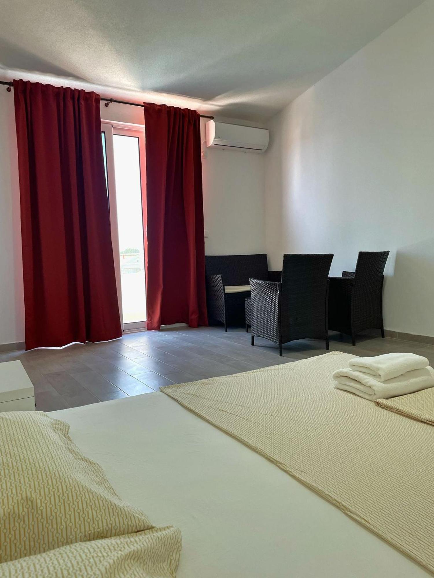 Apartmani Vila Milaris อุลซิน ภายนอก รูปภาพ